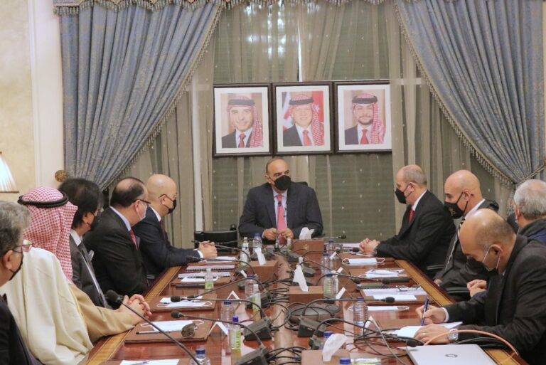 الخصاونة يؤكد الحرص على إزالة العقبات أمام المستثمرين
