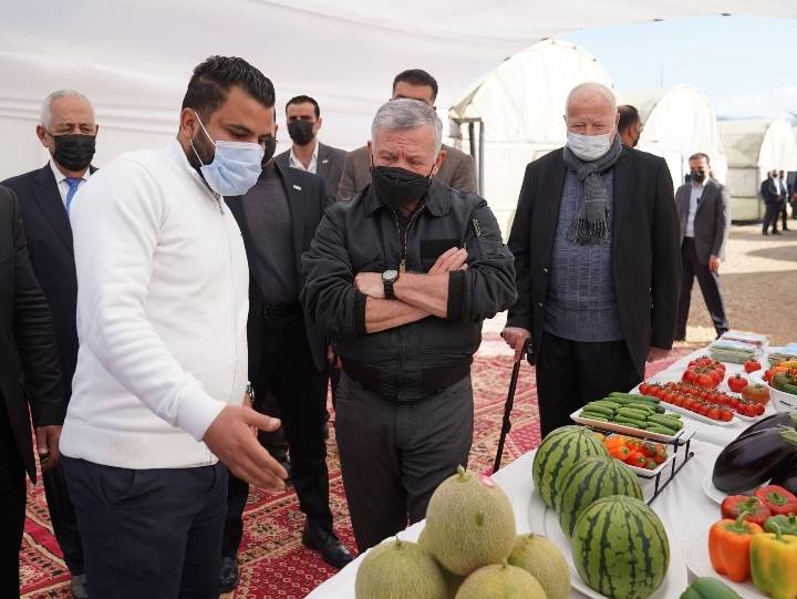 ‏الملك يزور 3 مزارع تستخدم الأساليب الزراعية الحديثة في الأغوار الشمالية والوسطى _ صور