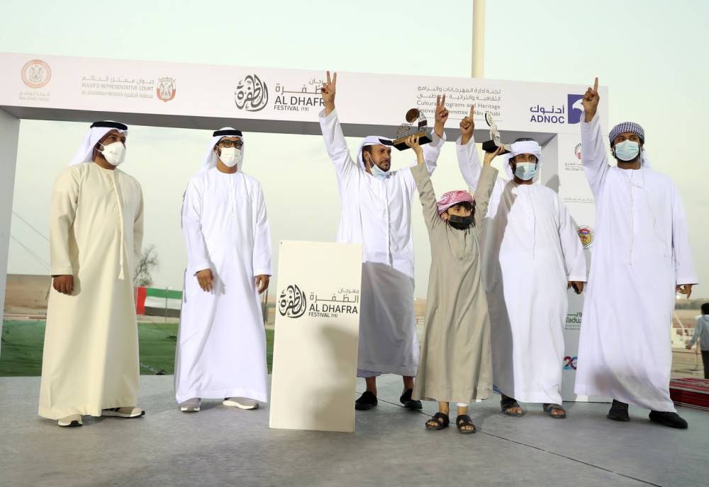مهرجان الظفرة .. تقاليد تراثية ترسخ الهوية الإماراتية مزاينة إبل اللقايا للمحليات والمجاهيم والمهجنات الأصايل تشهد منافسات قوية بين مُلاك الإبل