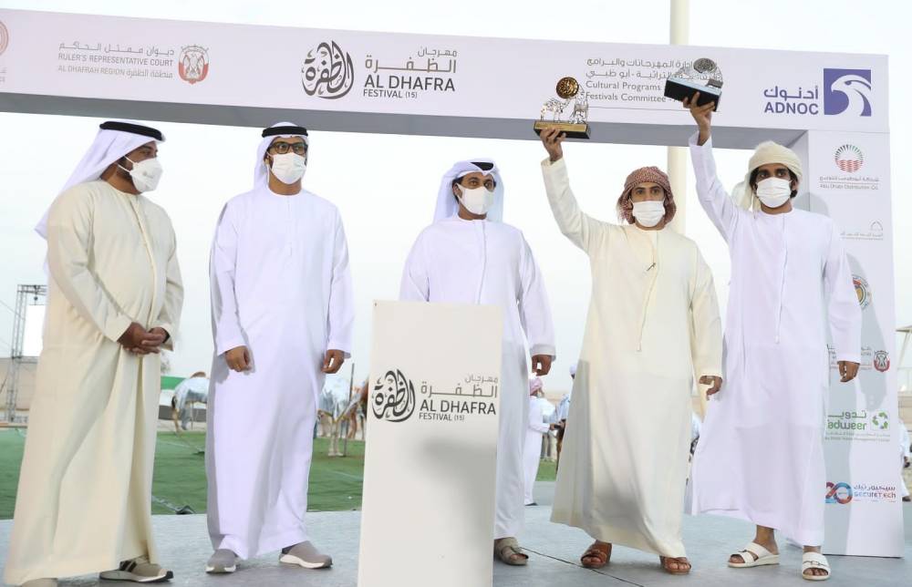 مهرجان الظفرة .. تقاليد تراثية ترسخ الهوية الإماراتية مزاينة إبل اللقايا للمحليات والمجاهيم والمهجنات الأصايل تشهد منافسات قوية بين مُلاك الإبل