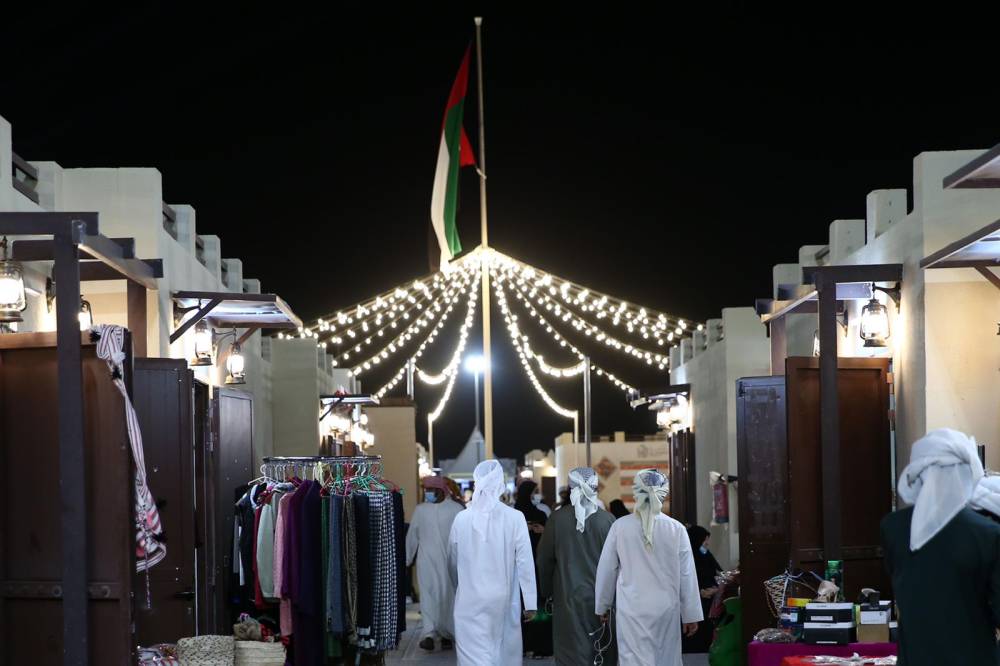 مهرجان الظفرة .. تقاليد تراثية ترسخ الهوية الإماراتية مزاينة إبل اللقايا للمحليات والمجاهيم والمهجنات الأصايل تشهد منافسات قوية بين مُلاك الإبل