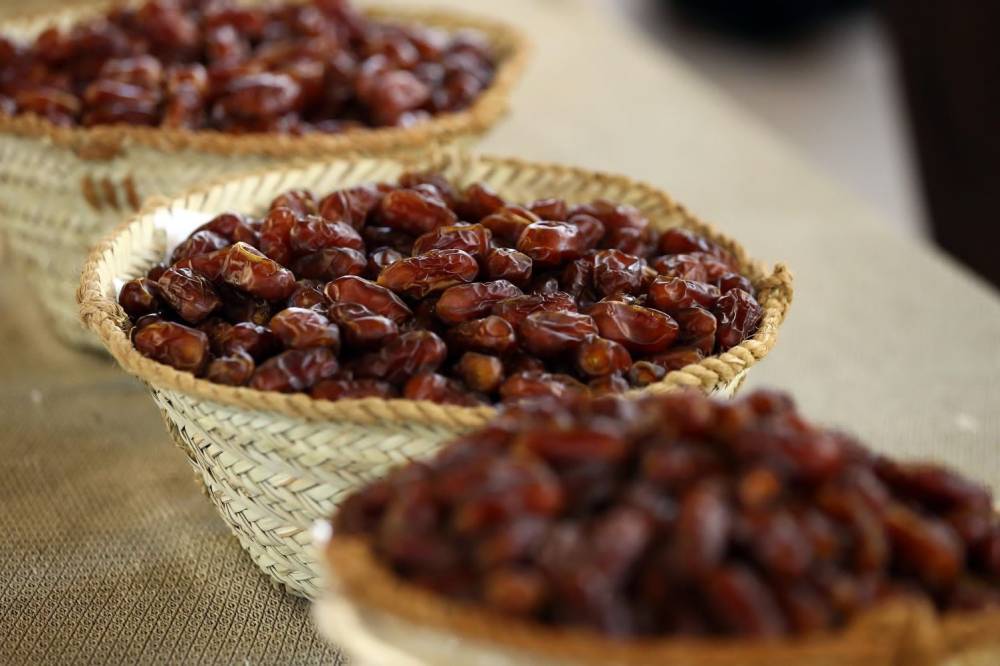 مهرجان الظفرة .. تقاليد تراثية ترسخ الهوية الإماراتية مزاينة إبل اللقايا للمحليات والمجاهيم والمهجنات الأصايل تشهد منافسات قوية بين مُلاك الإبل