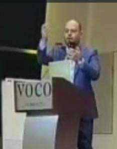 الشيخ المهندس سالم بن سلطان القاسمي يكرم الشاعر الأردني شاكر المشاقبة