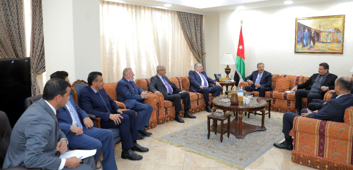 الدغمي يتسلم التقرير السنوي لهيئة النزاهة ومكافحة الفساد للعام 2020.