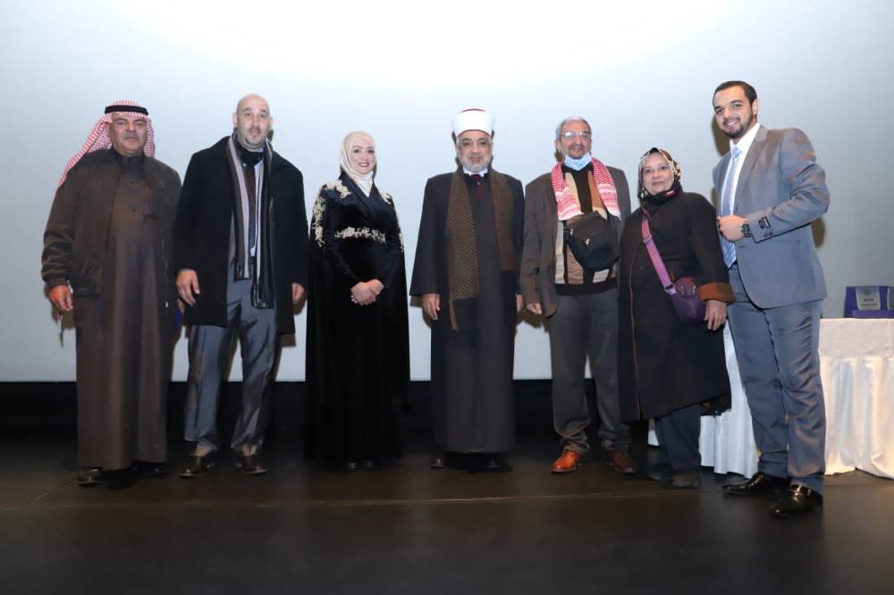 وزير الأوقاف يرعى حفل تسيير رحلة عمرة لمرضى السرطان والمكفوفين