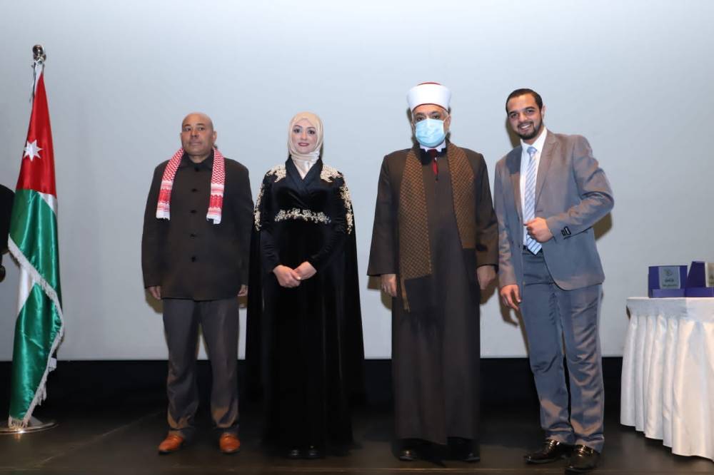 وزير الأوقاف يرعى حفل تسيير رحلة عمرة لمرضى السرطان والمكفوفين