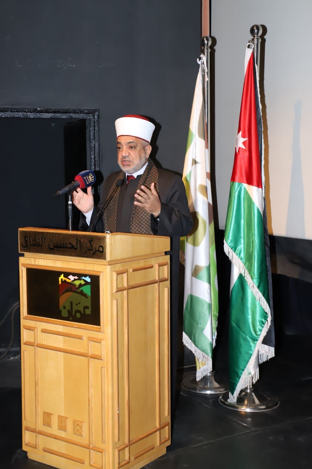 وزير الأوقاف يرعى حفل تسيير رحلة عمرة لمرضى السرطان والمكفوفين