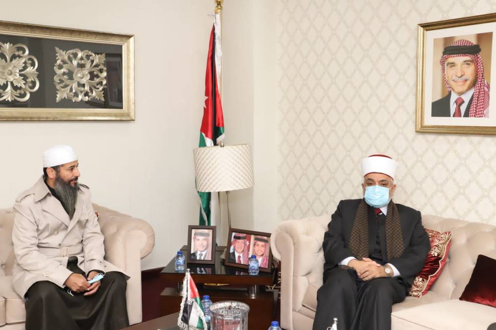 وزير الأوقاف يرعى حفل تسيير رحلة عمرة لمرضى السرطان والمكفوفين