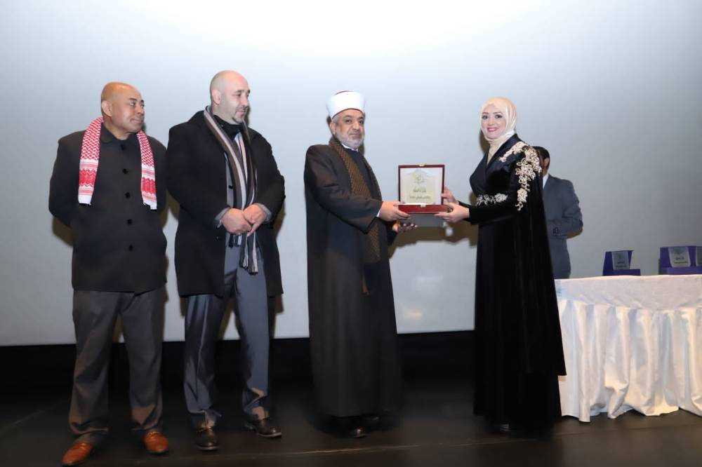 وزير الأوقاف يرعى حفل تسيير رحلة عمرة لمرضى السرطان والمكفوفين