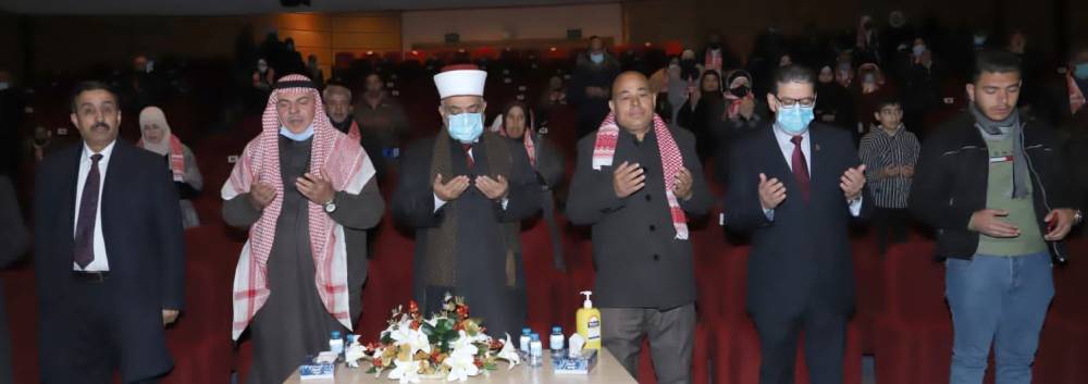 وزير الأوقاف يرعى حفل تسيير رحلة عمرة لمرضى السرطان والمكفوفين