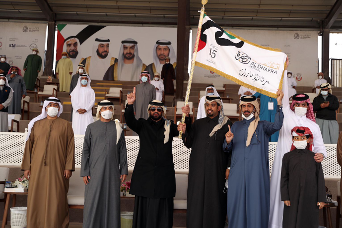 خليفة بن سيف بن محمد يتوج الفائزين بيرق الإمارات للمجاهيم والمحليات في مهرجان الظفرة 15