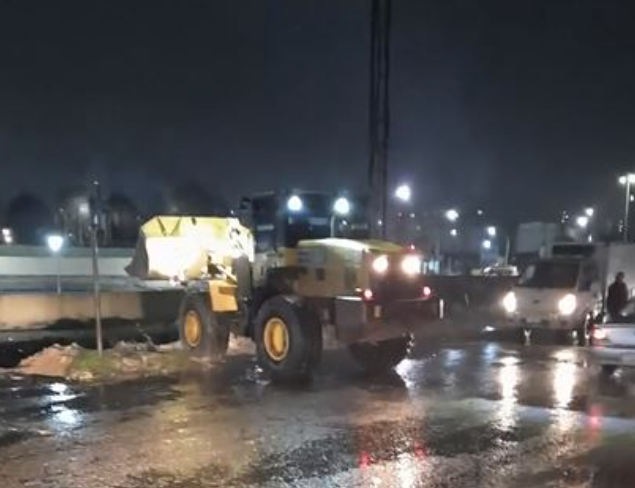 بلدية الهاشمية تتعامل مع تجمع مياه على شارع الفيحاء