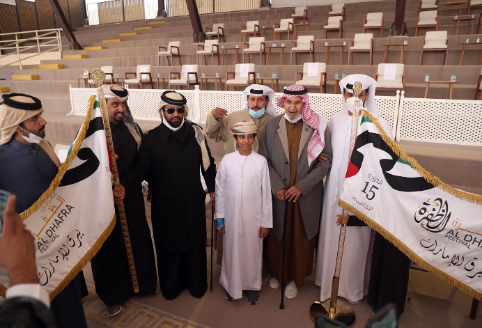 خليفة بن سيف بن محمد يتوج الفائزين بيرق الإمارات للمجاهيم والمحليات في مهرجان الظفرة 15