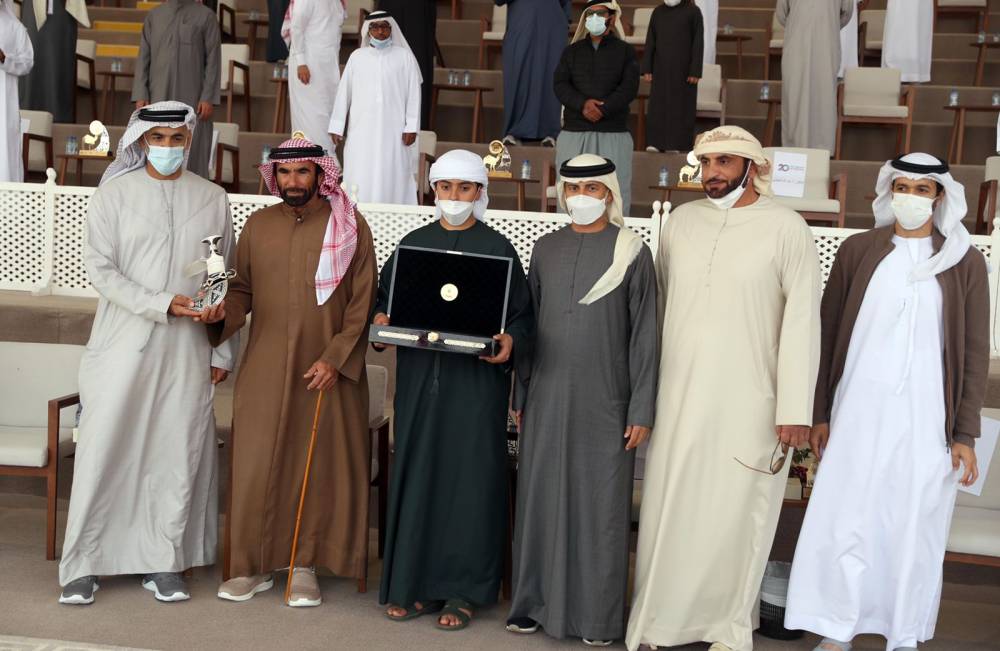 خليفة بن سيف بن محمد يتوج الفائزين بيرق الإمارات للمجاهيم والمحليات في مهرجان الظفرة 15