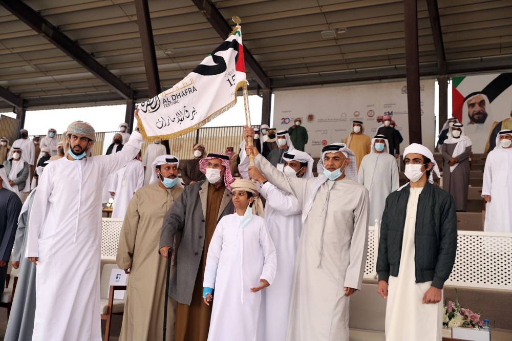 خليفة بن سيف بن محمد يتوج الفائزين بيرق الإمارات للمجاهيم والمحليات في مهرجان الظفرة 15