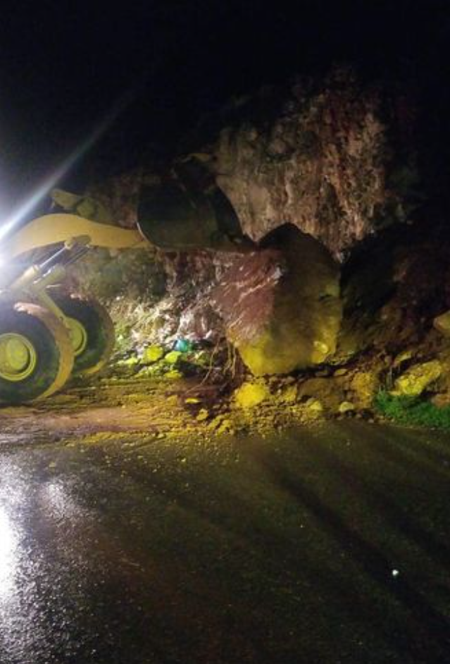 التعامل مع انهيار صخري في طريق حي نمر كفرنجة