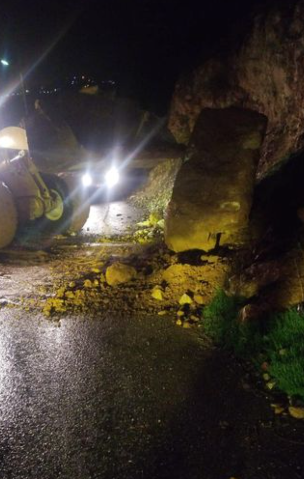 التعامل مع انهيار صخري في طريق حي نمر كفرنجة