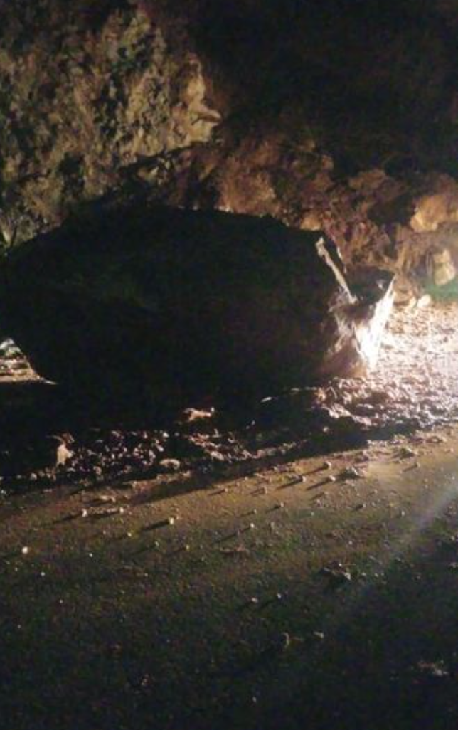 التعامل مع انهيار صخري في طريق حي نمر كفرنجة