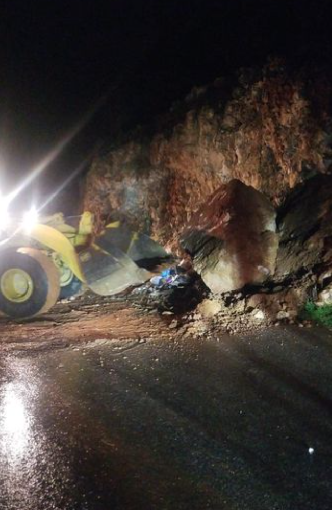 التعامل مع انهيار صخري في طريق حي نمر كفرنجة