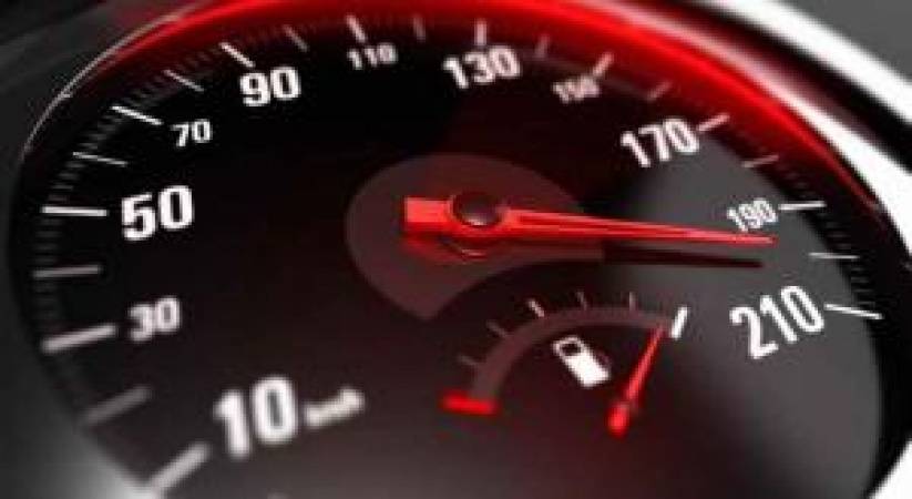 ضبط مركبتين تسيران بسرعات عالية على الطرق الخارجية