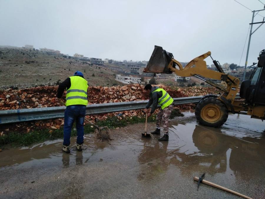 بلديات تتأهب للمنخفض وتتعامل مع تجمعات لمياه الأمطار