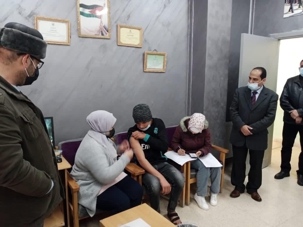 تربية البادية الشمالية الغربية تبدأ حملة تطعيم لطلبة المدارس التابعة لها 