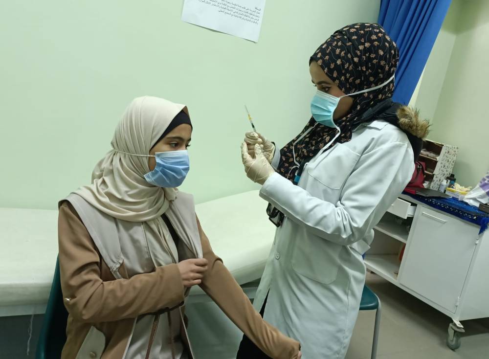 مديرية صحة المفرق والتربية والتعليم تستمرانِ بحملة تطعيم طلبة المدارس 