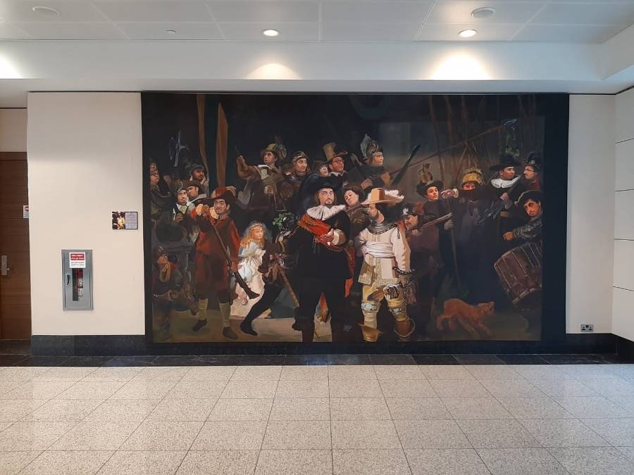 طلاب مواهب يعيدون إبداع لوحة أكزو نوبل لعرضها في مطارات دبي