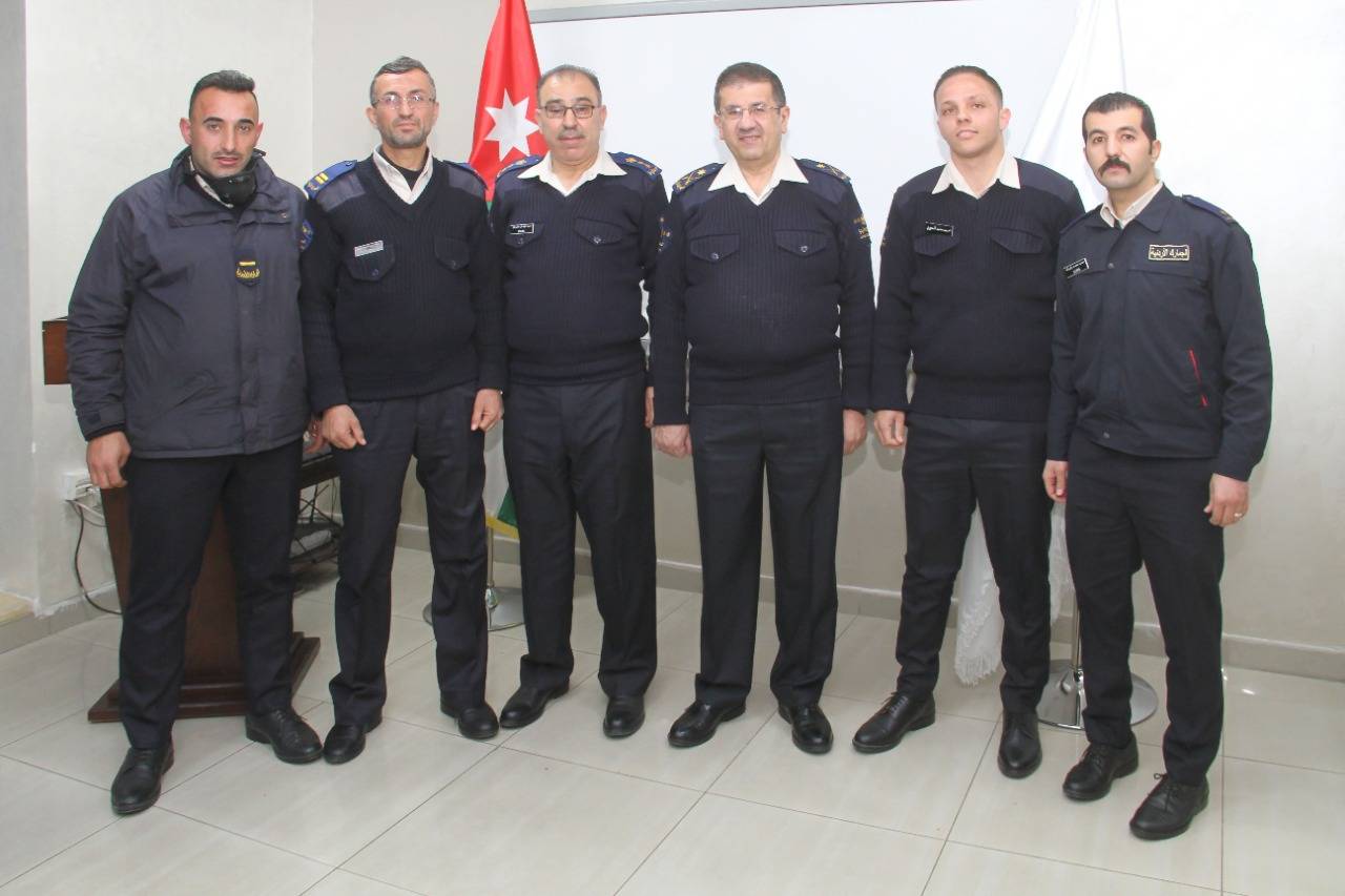 مدير عام الجمارك يكرم كوكبة من موظفي الدائرة تقديراً لجهودهم في ضبط العديد من القضايا الجمركية