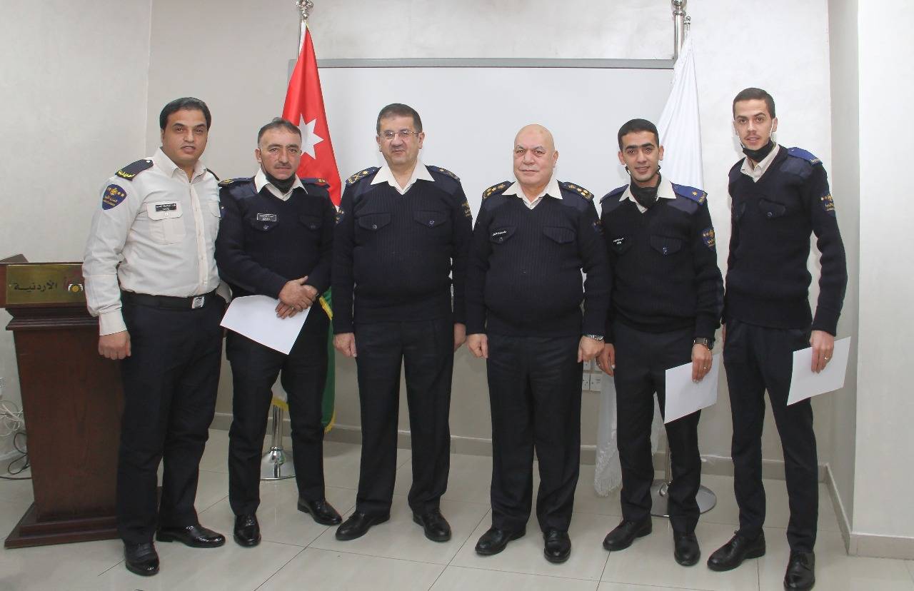 مدير عام الجمارك يكرم كوكبة من موظفي الدائرة تقديراً لجهودهم في ضبط العديد من القضايا الجمركية