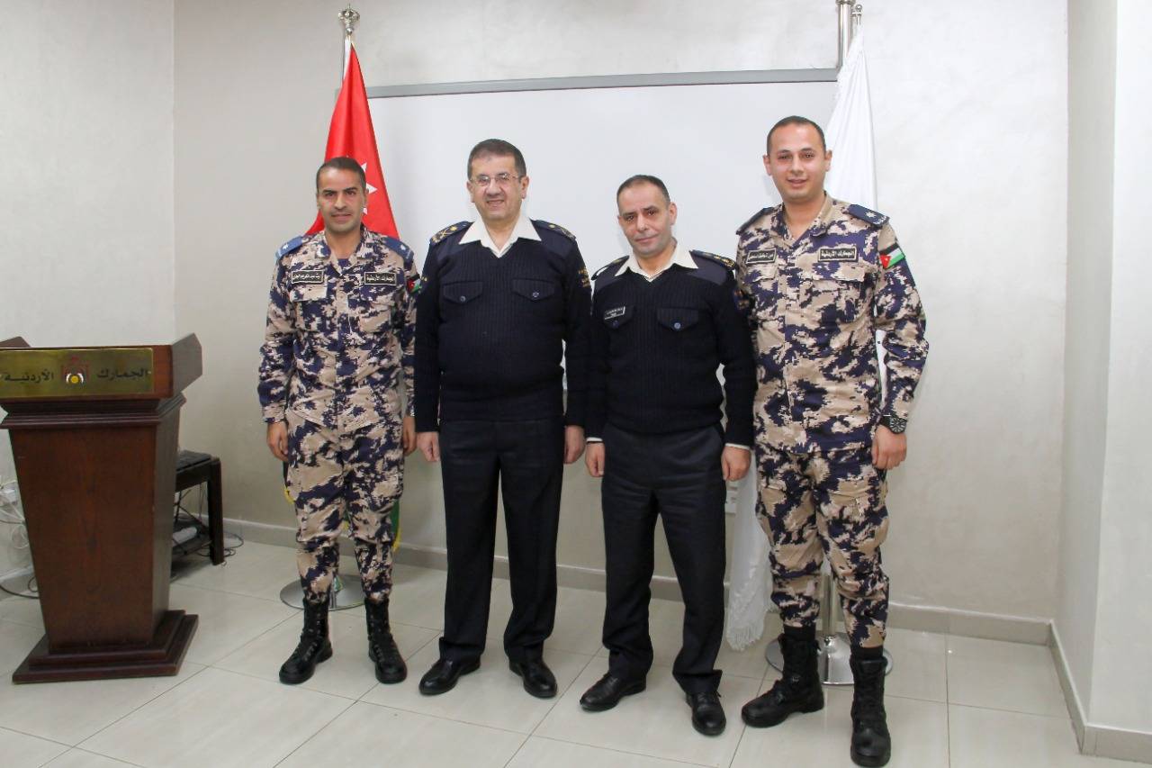 مدير عام الجمارك يكرم كوكبة من موظفي الدائرة تقديراً لجهودهم في ضبط العديد من القضايا الجمركية