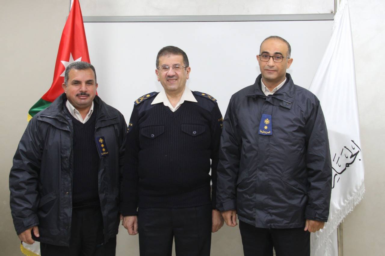 مدير عام الجمارك يكرم كوكبة من موظفي الدائرة تقديراً لجهودهم في ضبط العديد من القضايا الجمركية