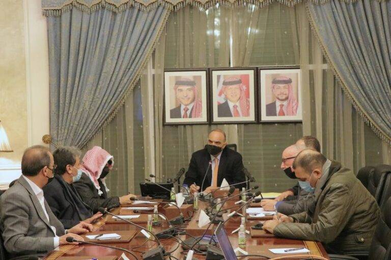 الخصاونة للمواطنين: لا تغادروا المنازل إلا للضرورة