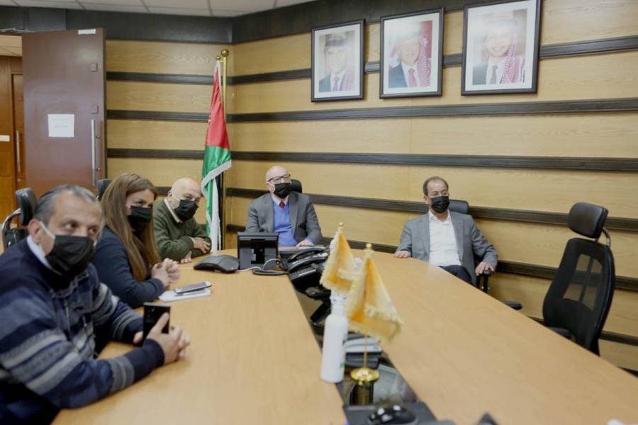 وزير الأشغال يشيد بجهود الشركاء في وسائل الإعلام ببث النشرات التوعية