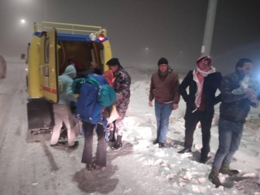 الدفاع المدني يعمل على تأمين مجموعة من المواطنين تقطعت بهم السبل .. صور