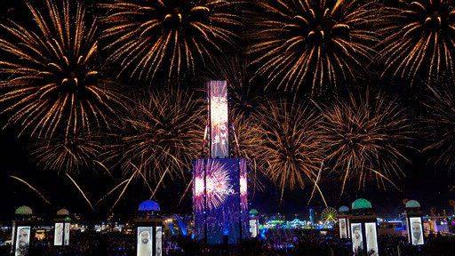 حملة أجمل شتاء في العالم - عروض الألعاب النارية والأضواء والليزر بهجة أمسيات أجمل شتاء في العالم في مهرجان الشيخ زايد