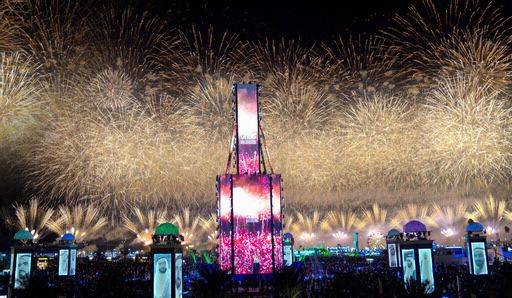 حملة أجمل شتاء في العالم - عروض الألعاب النارية والأضواء والليزر بهجة أمسيات أجمل شتاء في العالم في مهرجان الشيخ زايد