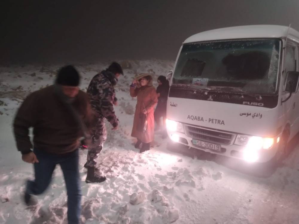 الدفاع المدني يعمل على تأمين مجموعة من المواطنين تقطعت بهم السبل .. صور 