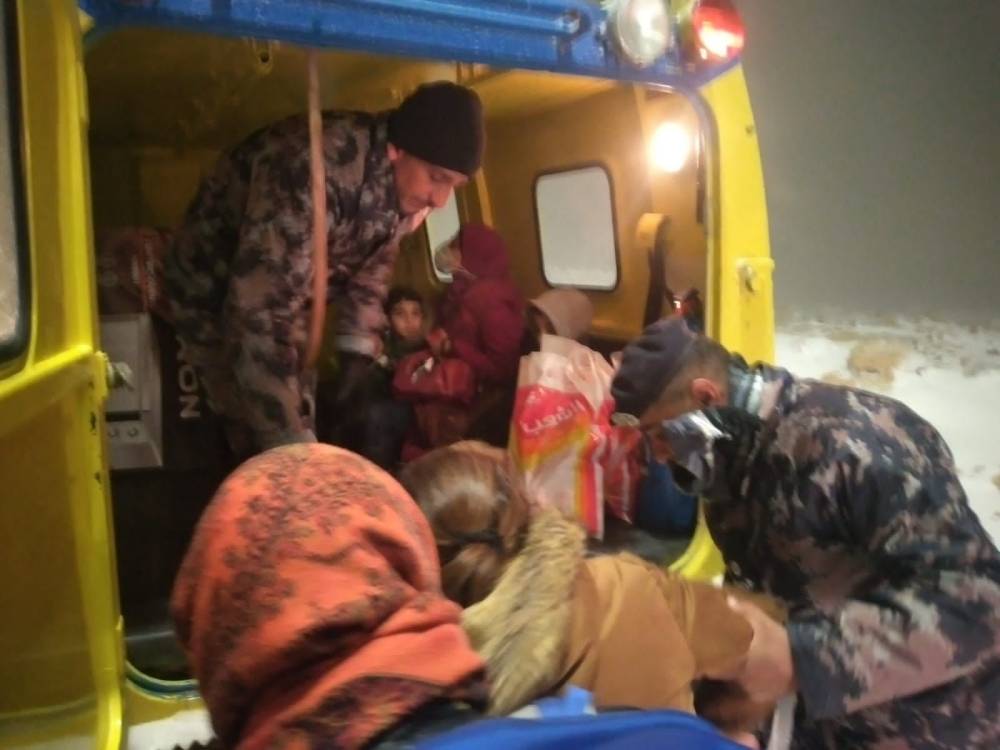 الدفاع المدني يعمل على تأمين مجموعة من المواطنين تقطعت بهم السبل .. صور 