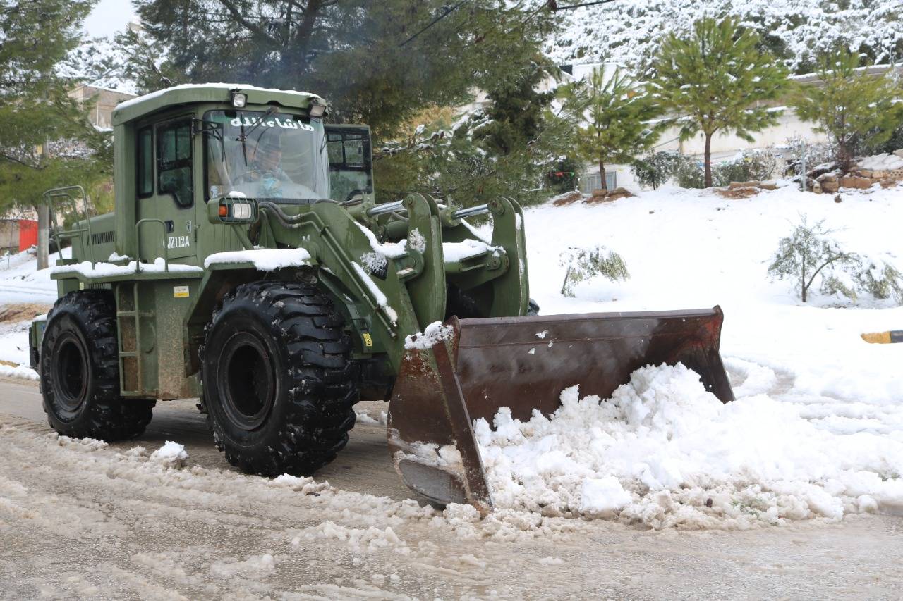 القوات المسلحة تساند مؤسسات الدولة في التعامل مع الحالة الجوية.. صور 