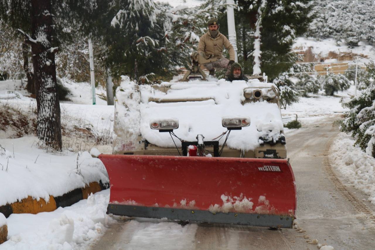 القوات المسلحة تساند مؤسسات الدولة في التعامل مع الحالة الجوية.. صور 