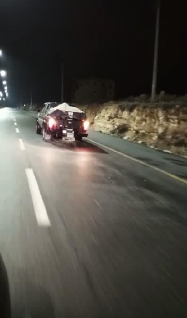 الاشغال تباشر بنثر الملح على الطرق المتوقع أن تشهد تشكل للانجماد