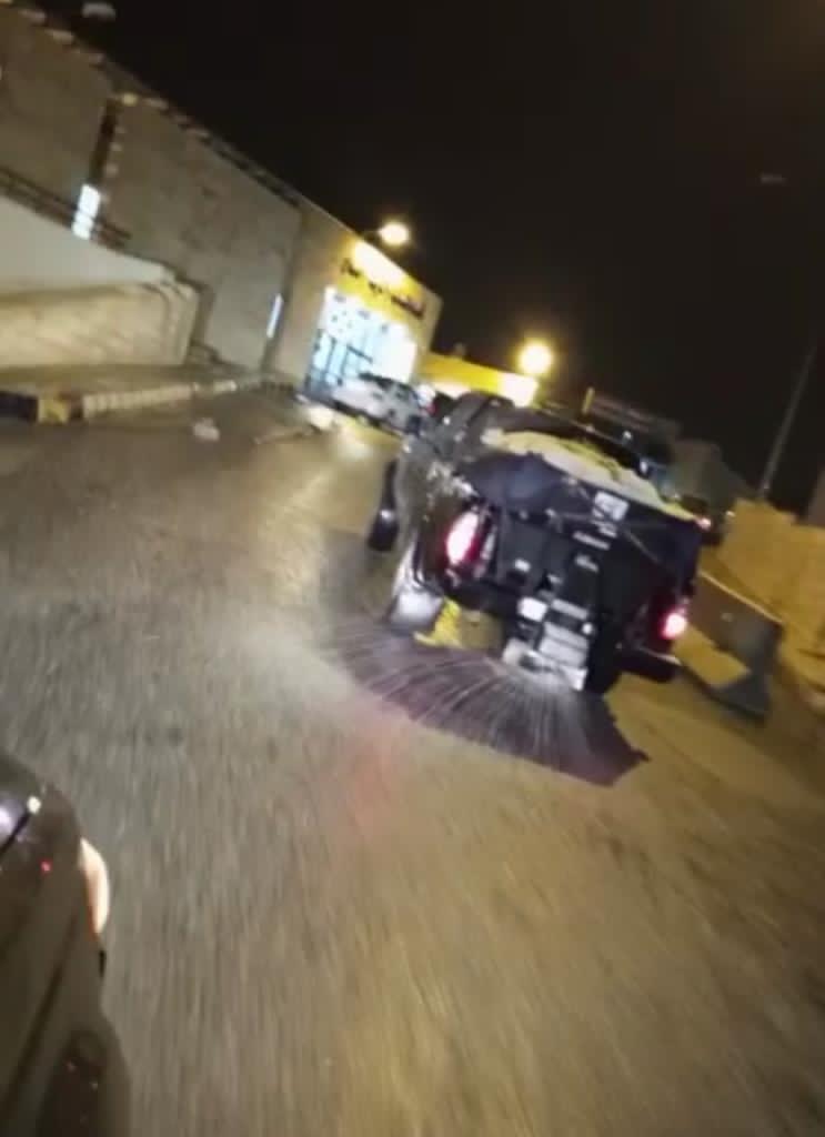 الاشغال تباشر بنثر الملح على الطرق المتوقع أن تشهد تشكل للانجماد