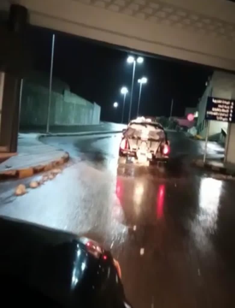 الاشغال تباشر بنثر الملح على الطرق المتوقع أن تشهد تشكل للانجماد