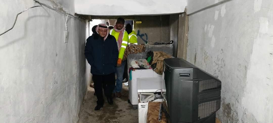 ترحيل عائلة في الرمثا تضم 13 فرداًمن بيت آيل للسقوط إلى شقة آمنة