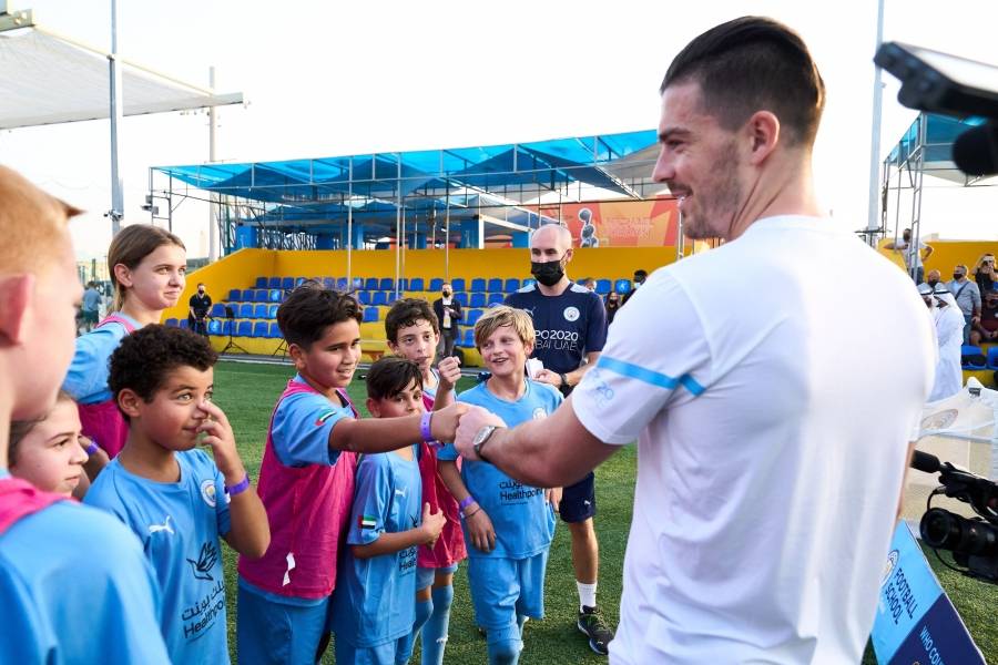 ضمن فعاليات إكسبو 2020 دبي لاعب خط وسط مانشستر سيتي جاك غريليش يلتقي مشجعي السيتي