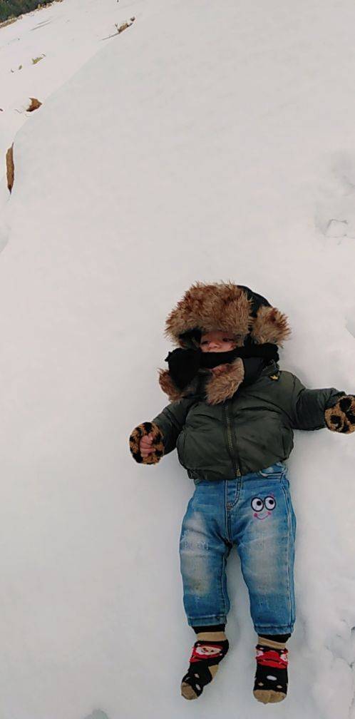 يسرى أبو عنيز تكتب : الأطفال يقلدون الكبار في موجة الثلج