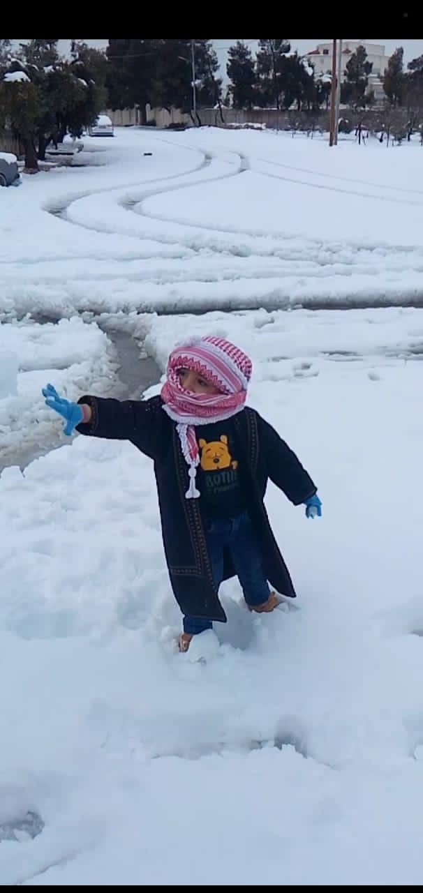 يسرى أبو عنيز تكتب : الأطفال يقلدون الكبار في موجة الثلج