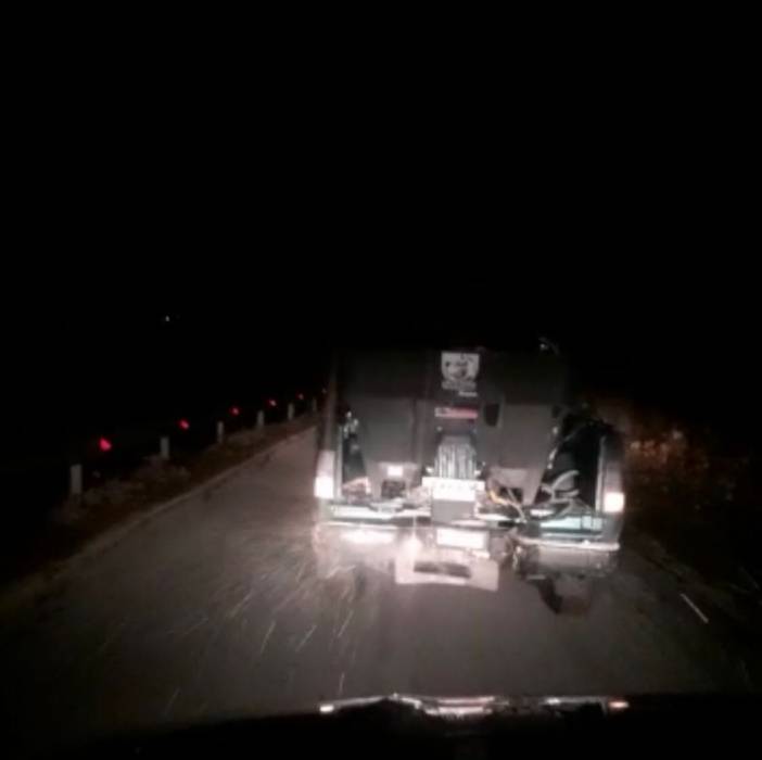 الأشغال تباشر بنثر الملح على الطرق المُتوقع تشكل الانجماد عليها .. فيديو