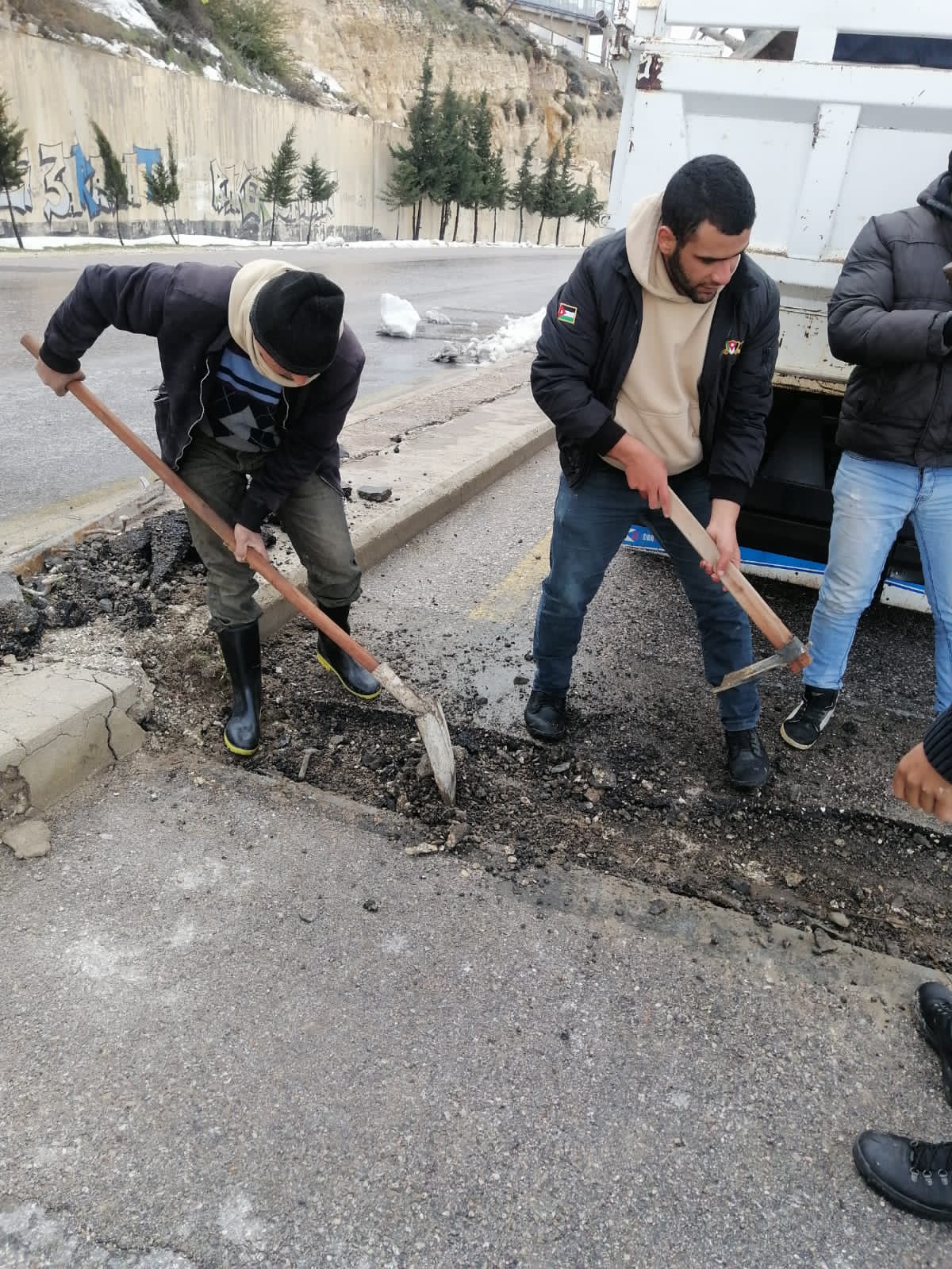 الأشغال تباشر بإجراء أعمال صيانة شاملة بعد المنخفض الجوي الماضي